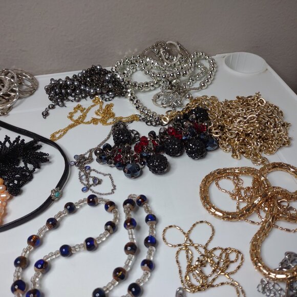 Lot Of Over 40 Necklaces - Picture 12 of 16